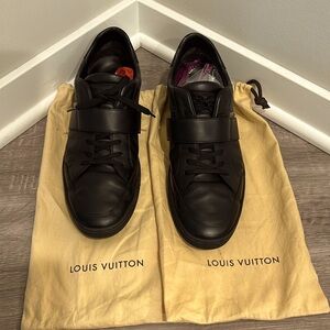 Men’s Louis Vuitton low top sneakers 10.5 black leather like new